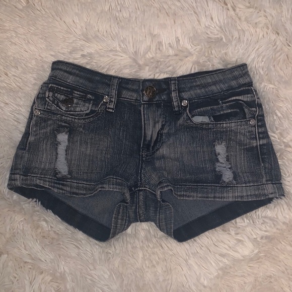 𝙵𝚁𝙴𝙴𝙲𝚄𝙻𝚃𝚄𝚁𝙴 𝚂𝚃𝚄𝙳𝙳𝙴𝙳 𝚂𝙷𝙾𝚁𝚃𝚂 - Picture 3 of 5